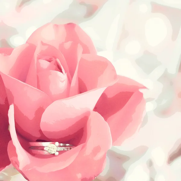 Diamantring in einem Rosengemälde — Stockfoto