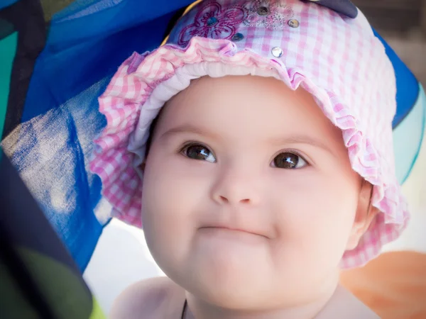 pembe şapkalı kız bebek