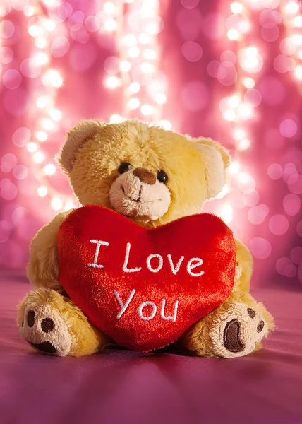 Kleiner Teddybär mit großem Herzen — Stockfoto
