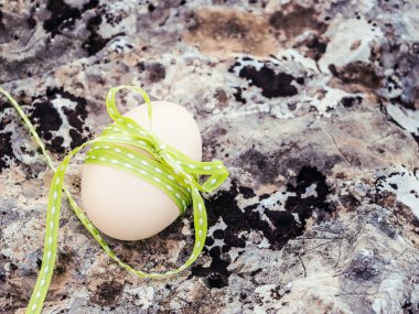 pastel tonlu görüntü bir yumurta şerit yay ile bir taş backgr