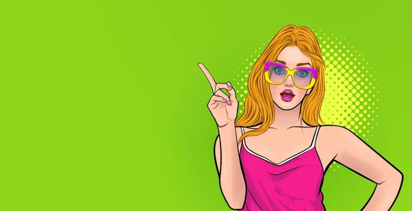 Şaşırmış genç kadın gözlükleriyle pop sanat çizgi romanlarını işaret ediyor..