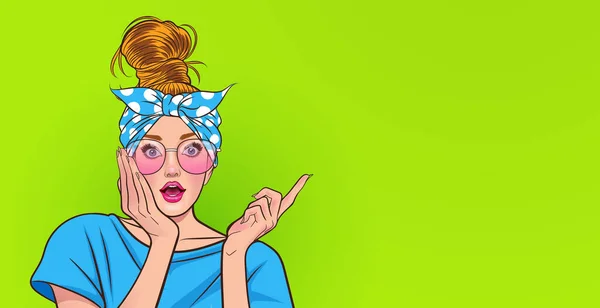 Mujer Joven Asombrada Gafas Apuntando Algo Pop Art Comics Estilo — Archivo Imágenes Vectoriales