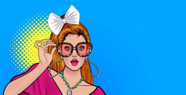 Güzel bir kadın gözlükleriyle şaşırdı. Retro Vintage Pop Art Comic Style gibi bir şey.