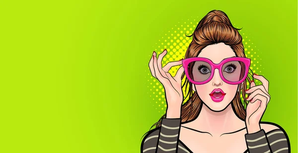 Mujer Joven Asombrada Gafas Apuntando Algo Pop Art Comics Estilo — Vector de stock