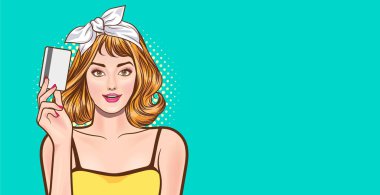 Gülümseyen güzel bir kadın elinde kredi kartıyla pop sanat çizgi romanlarını gösteriyor..