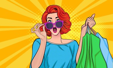 Başarılı kadın güneş gözlükleriyle WOW 'u şaşırttı ve Pop Art Comic Style' da çok para gösterdi.