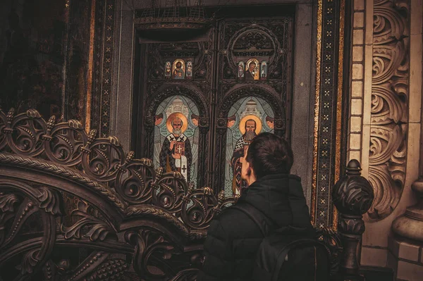 Guy Looks Frescoes Building Holy Icon — Stock Photo, Image