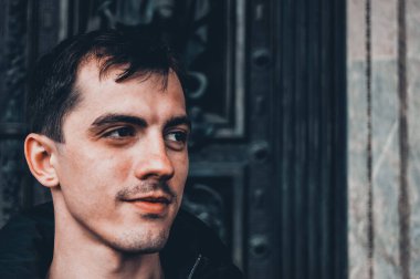 Adam surat yapıyor. Saf duygu..