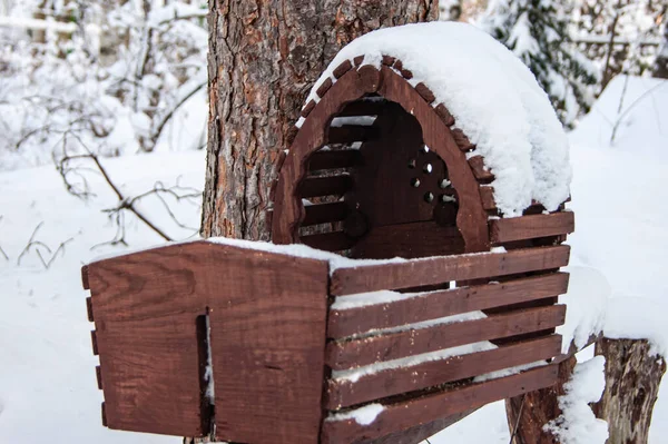 Ein Winterwald Verlassenes Babybett Eine Hölzerne Schneebedeckte Wiege Antiquitäten — Stockfoto