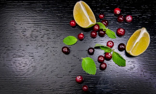Siyah ahşap bir masada yaban mersinli kireç dilimi. Boşluğu kopyala.