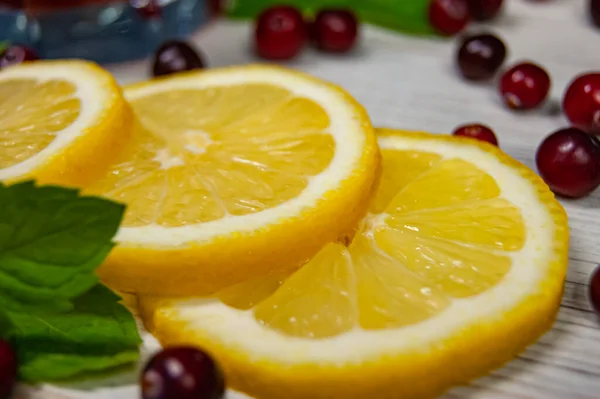 Limon Dilimleri Nane Filizi Beyaz Ahşap Bir Masada Kızılcık Yakın — Stok fotoğraf