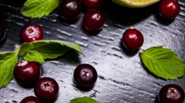 Siyah ahşap bir masada yaban mersinli nane.