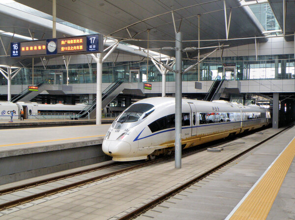 Скоростной поезд CHR3
