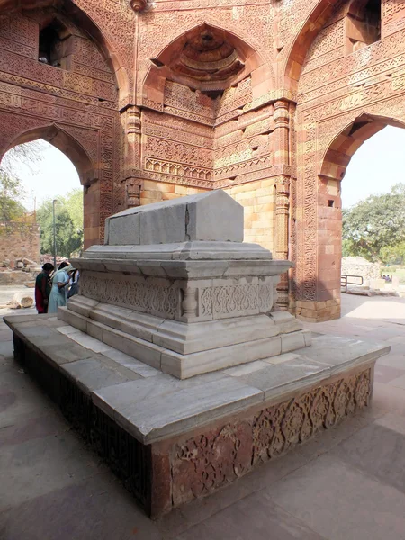 Graf van iltutmish, qutb minar (144) — Stockfoto