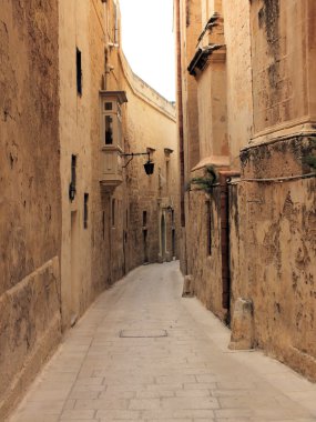 geleneksel Malta alleyway (triq san pietru, mdina)