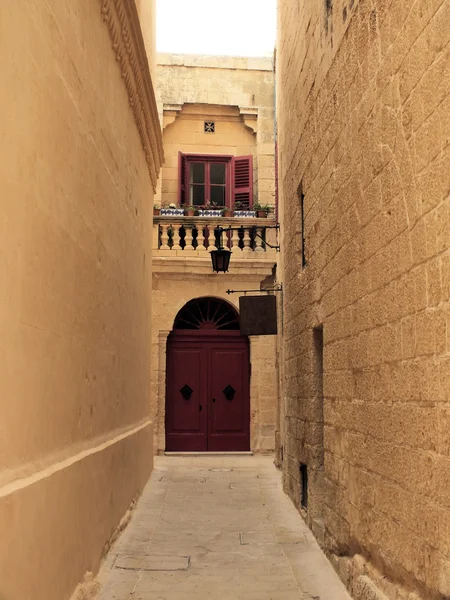 Staré maltské ulička (triq je salvatur, mdina) — Stock fotografie