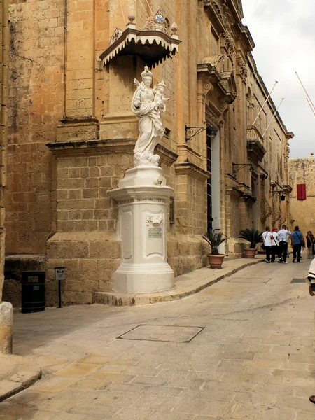 Estatua de la Virgen María y el Niño Jesús — Foto de Stock