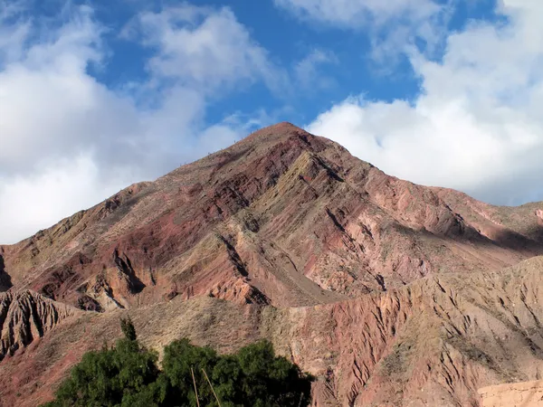 Mångfärgade berg norr om purmamarca — Stockfoto