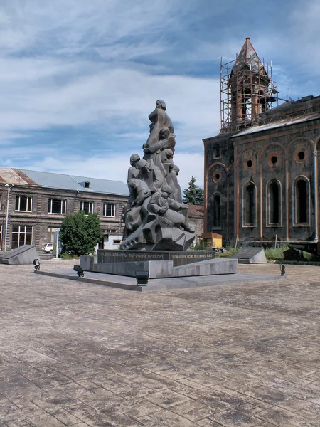 Aardbeving memorial & amenaprkich op Gjoemri — Stockfoto