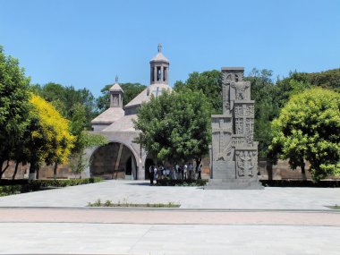 Ermeni Soykırımı Anıtı önünde saint vartan vaftizhane, etchmiadzin