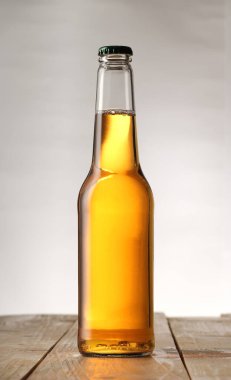 Beyaz arka planda bir şişe light bira.