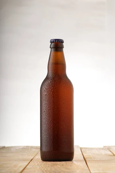 Garrafa Cheia Cerveja Com Gotas Fundo Branco — Fotografia de Stock