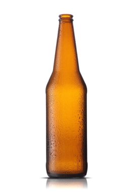 Beyaz arka planda boş bira şişesi