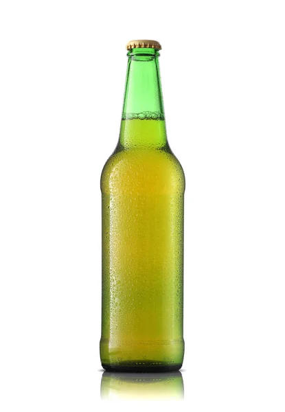 Botella Verde Con Cerveza Gotas Sobre Fondo Blanco — Foto de Stock