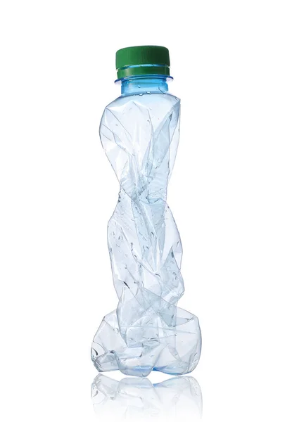 白い背景に水を入れた小さな砕いたプラスチックボトル — ストック写真