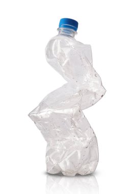Beyaz arkaplanda boş plastik şişe
