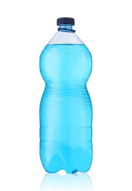 Beyaz arka planda su ile orta plastik şişe