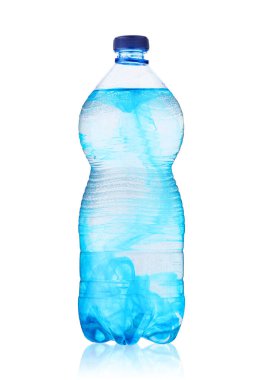 Beyaz arka planda maden suyu ile orta plastik şişe