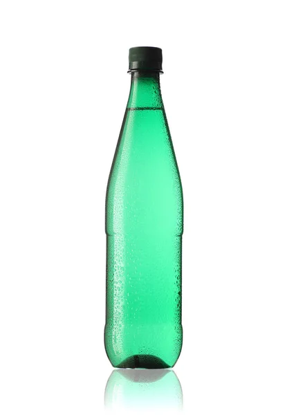 Botella Plástico Verde Gotas Sobre Fondo Blanco —  Fotos de Stock