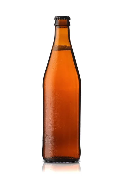 Beyaz Zemin Üzerinde Bira Olan Kahverengi Cam Şişe — Stok fotoğraf