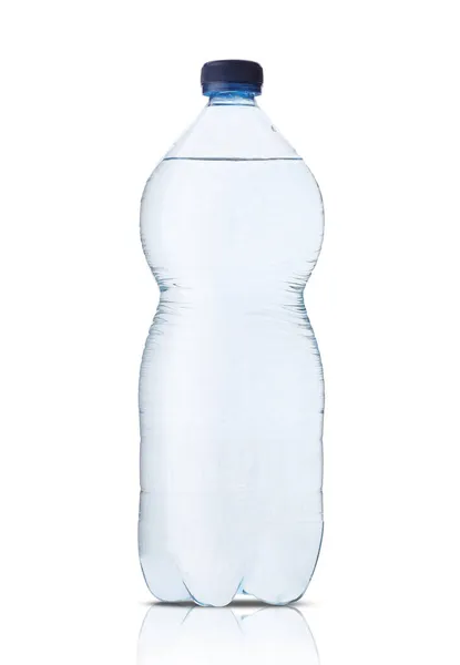 Mittlere Plastikflasche Mit Mineralwasser Auf Weißem Hintergrund — Stockfoto