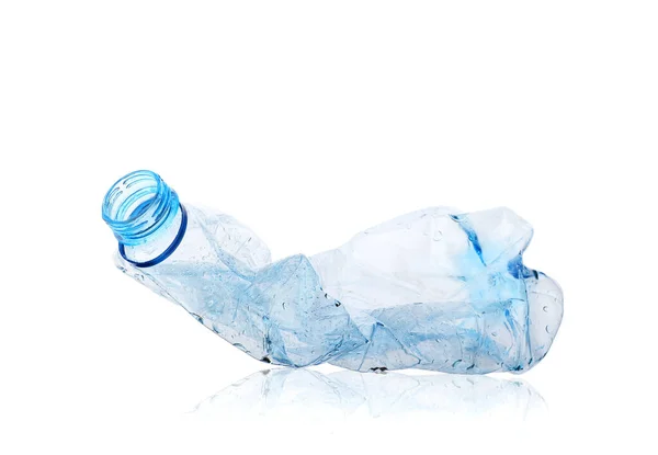 白い背景に砕いたプラスチック製の水ボトル — ストック写真