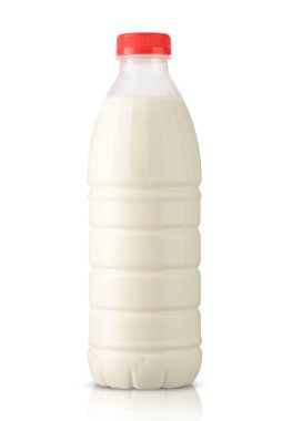 Beyaz arka planda tam plastik süt şişesi