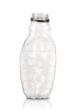 Beyaz zemin üzerinde küçük boş plastik şişe