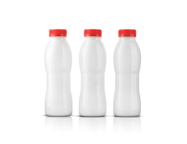 Beyaz arka planda üç beyaz plastik yoğurt şişesi.
