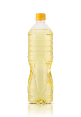 Beyaz arka planda kolza yağı olan plastik şişe.