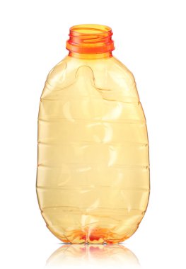 Beyaz arka planda küçük plastik bir içecek şişesi.