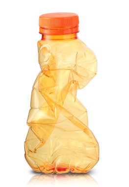 Beyaz arka planda küçük plastik bir içecek şişesi.