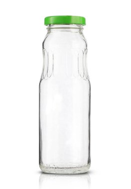 Beyaz arkaplanda izole edilmiş boş bardak suyu şişesi
