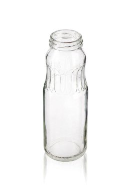 Beyaz arkaplanda izole edilmiş boş bardak suyu şişesi