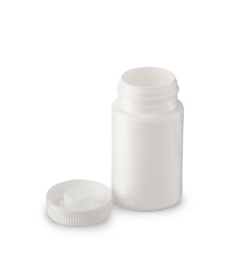 Beyaz arka planda küçük bir plastik ilaç şişesi.