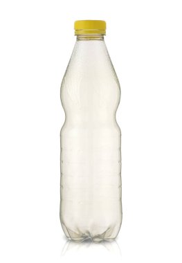 Beyaz arka planda boş plastik kivi suyu şişesi