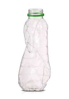 Beyaz arkaplanda boş plastik meyve suyu şişesi