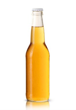 Beyaz arka planda bira olan küçük şişe.
