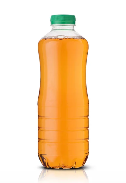 白い背景にオレンジジュースの入ったペットボトル — ストック写真