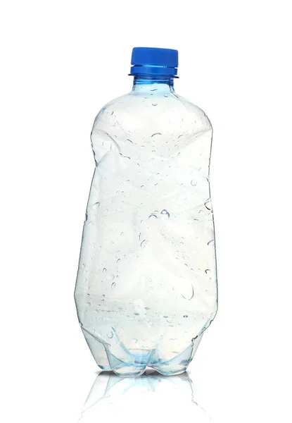 Piccola Bottiglia Plastica Con Gocce Sfondo Bianco — Foto Stock